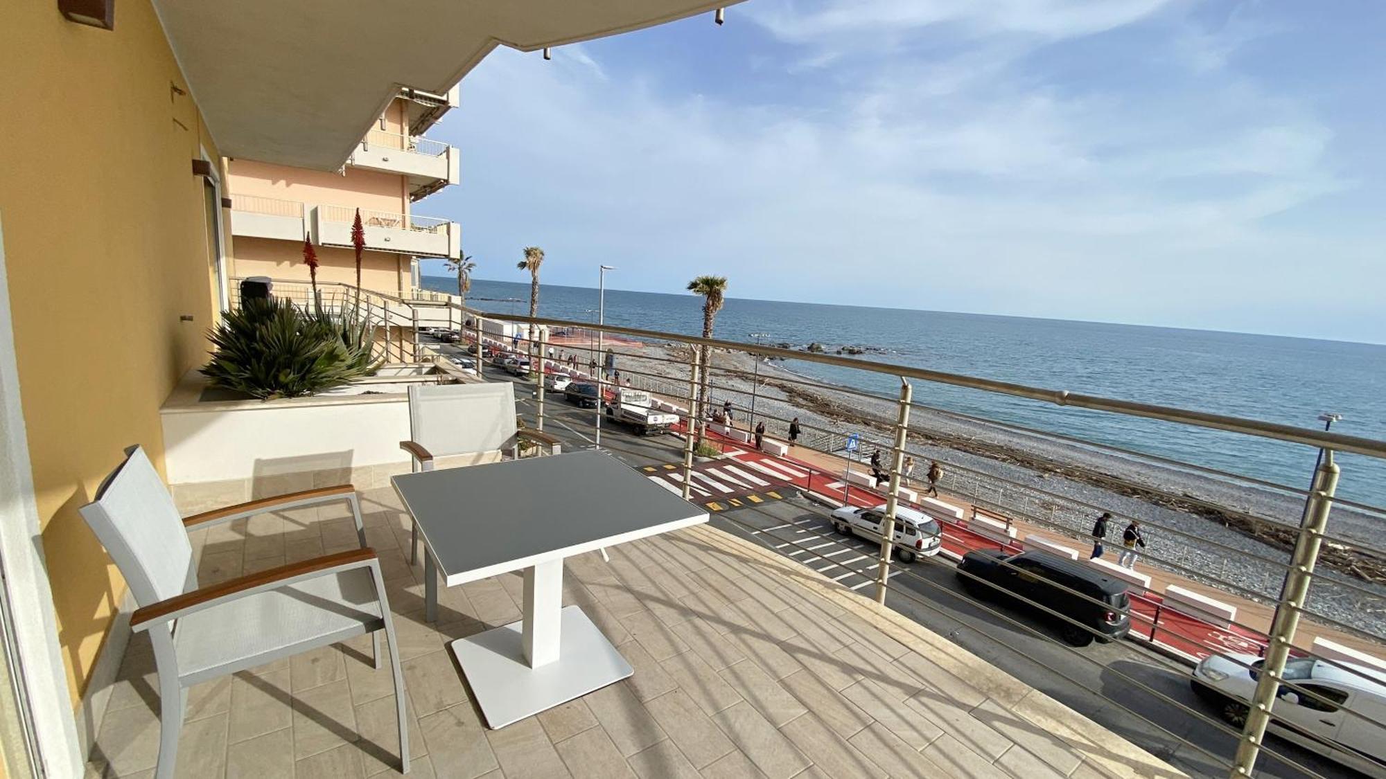 Mare Blu Apartment Ventimiglia Ngoại thất bức ảnh