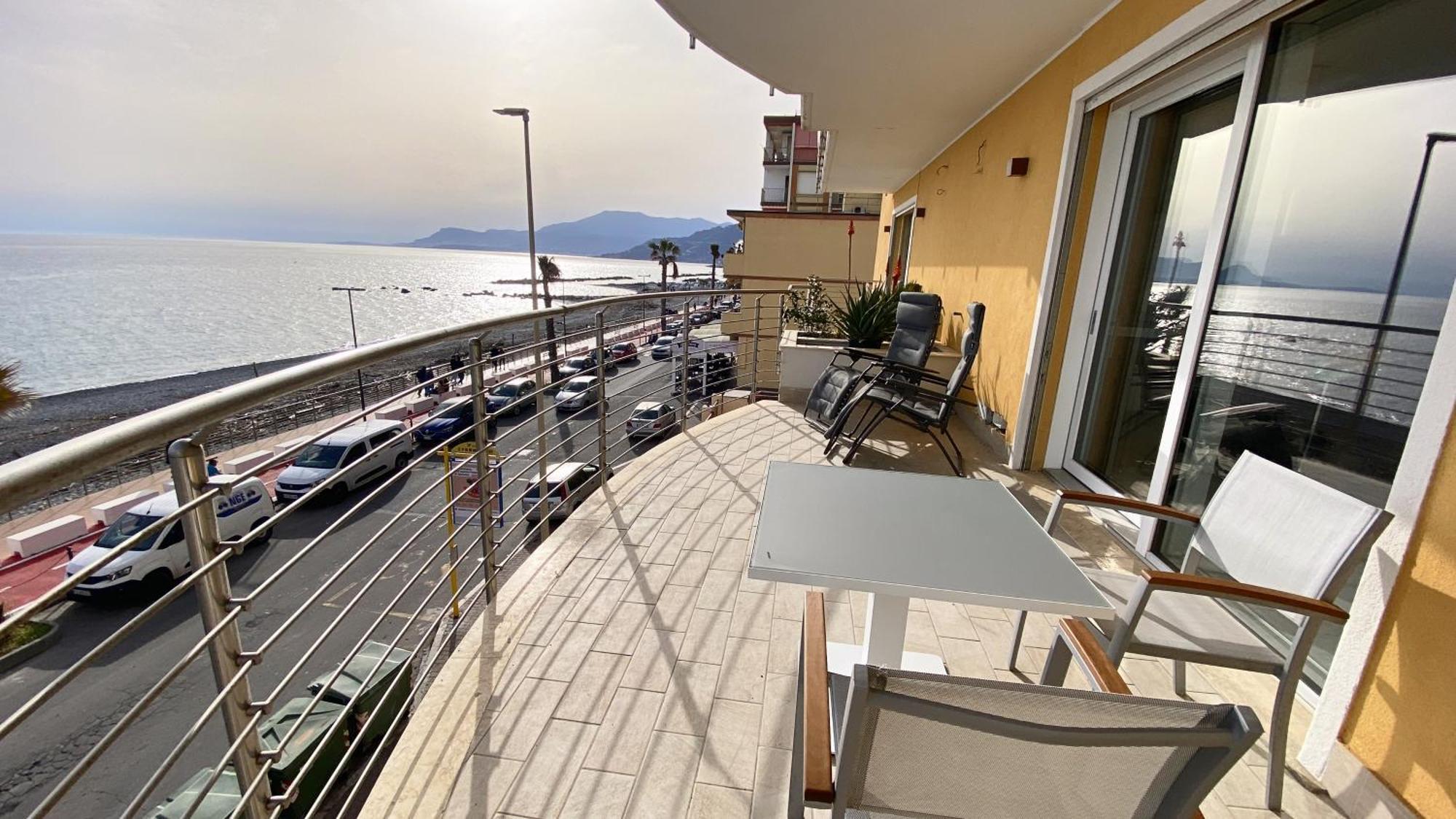 Mare Blu Apartment Ventimiglia Ngoại thất bức ảnh